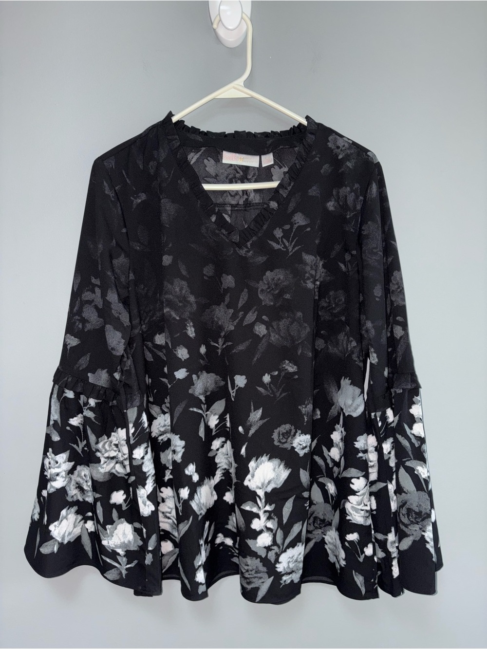 Belle by Kim Gravel Black Gray White Floral V-Neck Bell Sleeve Flowy Top Size M
